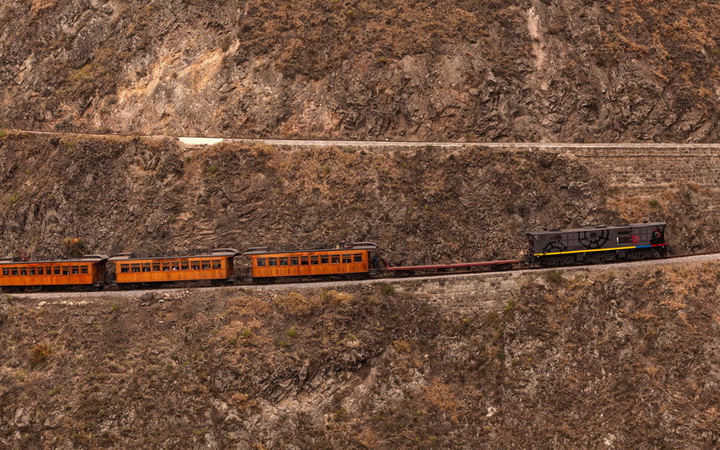 Самые страшные железные дороги со всего мира - ФОТОСЕССИЯ