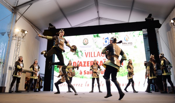 Выступление азербайджанских танцоров в Париже вызвало большой интерес - ФОТО