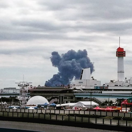 Крупный пожар рядом с аэропортом Токио - ФОТО - ВИДЕО