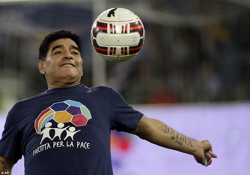 Марадона сыграл в футбол в поддержку мира в секторе Газа - ФОТО