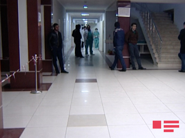 В Баку при задержании полицией мужчина ранил себя ножом - ФОТО