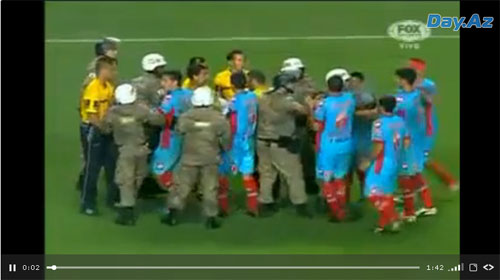 Аргентинские футболисты подрались с полицией на стадионе - ВИДЕО