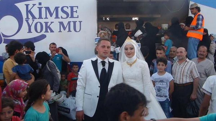 Поступок турецких молодоженов осчастливил тысячи людей - ФОТО