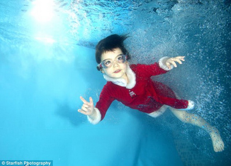 Они поднимут вам настроение: снимки малышей под водой - ФОТО