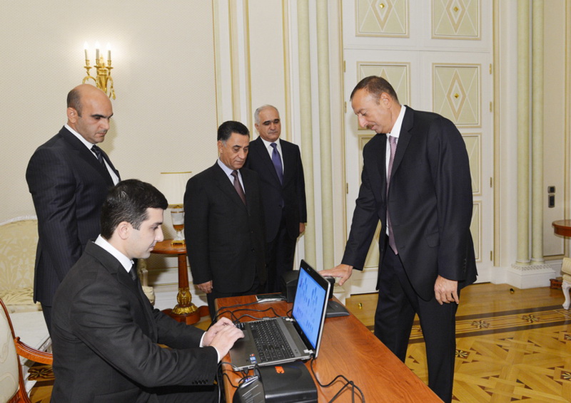 Президенту Ильхаму Алиеву вручен первый биометрический паспорт гражданина Азербайджана - ФОТО