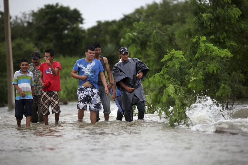 40 тысяч туристов заблокированы в Мексике из-за наводнения - ФОТО