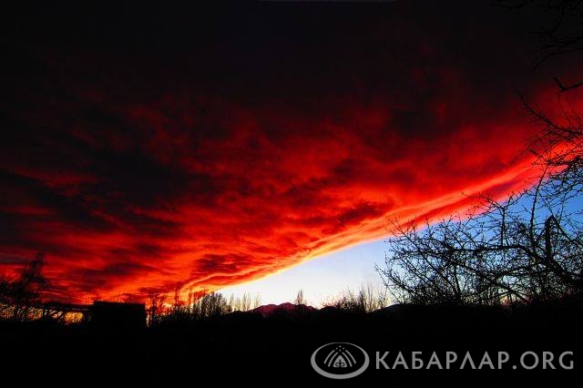 Жители Иссык-Куля наблюдали кровавое облако - ФОТО