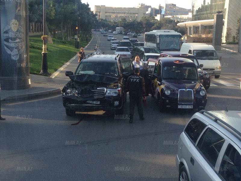 В Баку столкнулись Toyota и Mercedes - ФОТО