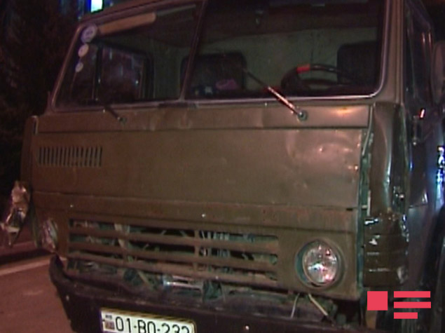 Лобовое столкновение КамАЗ и Mitsubishi в Баку: образовалась пробка - ФОТО