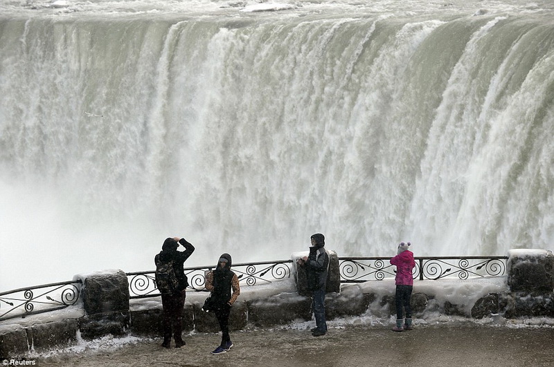 Ниагарский водопад превратился в ледяные сосульки - ФОТО