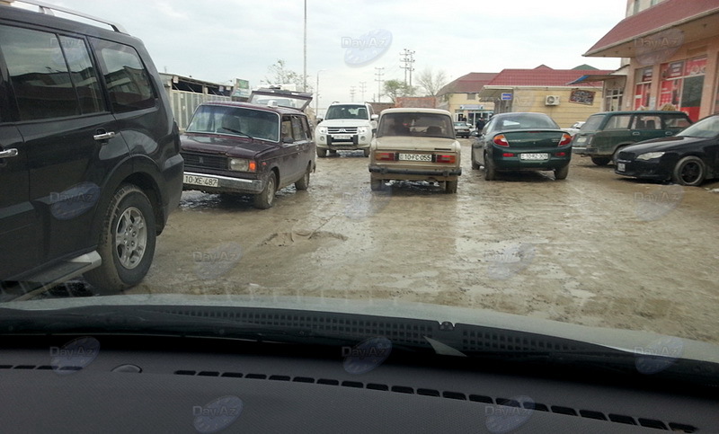 Пыльная "буря" в поселке Бина: почему не асфальтируют дорогу? - ФОТО
