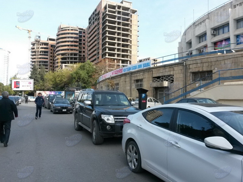 Паркомат перед Бакинским цирком лишил автобусы остановки - ФОТО