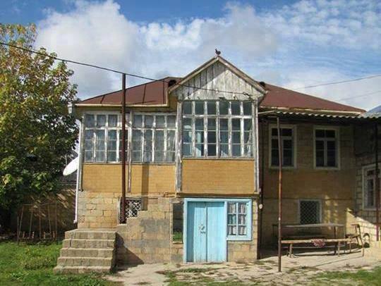 Azərbaycanın ən məşhur bəyi bu evdən oğurlanıb - FOTO
