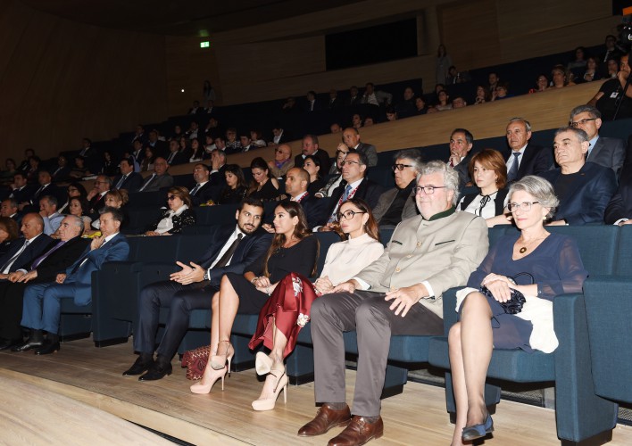 Первая леди Азербайджана Мехрибан Алиева посетила в Центре Гейдара Алиева презентацию фильма "Цель - Баку. Как Гитлер проиграл войну за нефть" - ФОТО