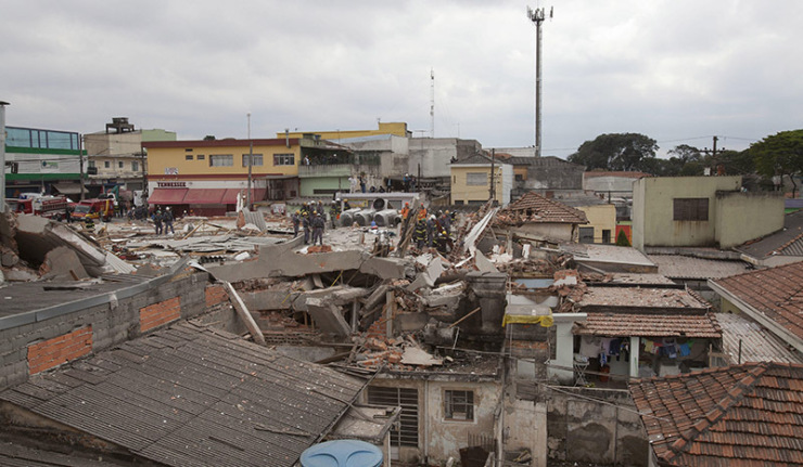 В Бразилии обрушился пятиэтажный дом - ФОТО
