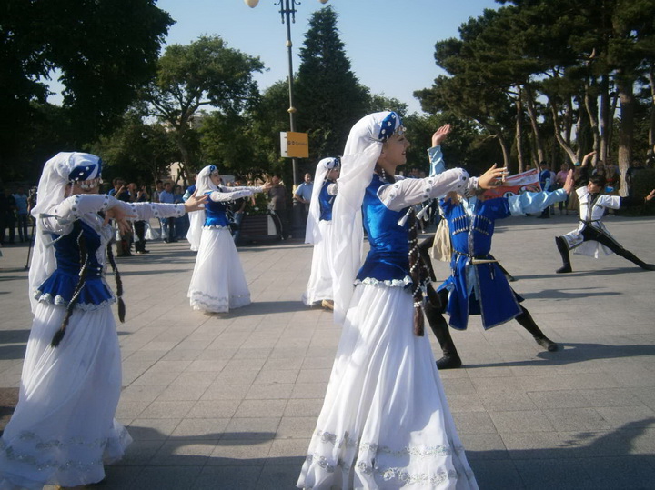 "Яллы" в центре Баку: гости Евроигр пустились в пляс - ФОТО