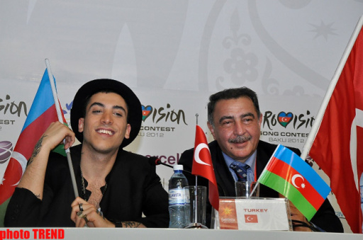 Джан Бономо вышел на объявление финалистов "Евровидения" с азербайджанским флагом - ОБНОВЛЕНО - ФОТО
