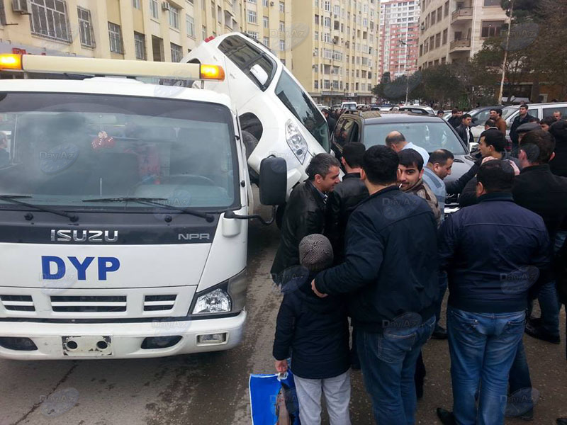 В Баку Toyota Prado упала с эвакуатора на другой внедорожник - ОБНОВЛЕНО - ФОТО