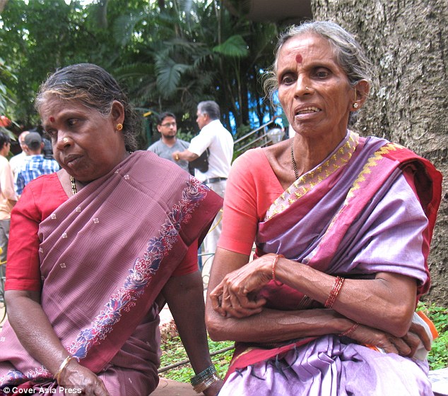 Две индианки 40 лет чистили туалеты на зарплату, эквивалентную 2,5 манатам в год - ФОТО
