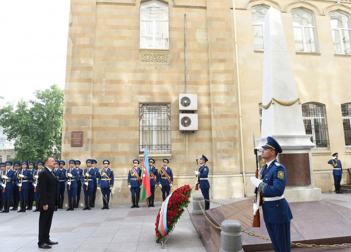 Президент Ильхам Алиев посетил памятник, воздвигнутый в честь Азербайджанской Демократической Республики - ОБНОВЛЕНО - ФОТО