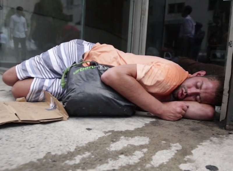 Этот бездомный - настоящий Дон Жуан в Нью-Йорке - ФОТО