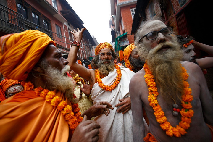 Индуисты празднуют день свадьбы Шивы и Парвати - ФОТО