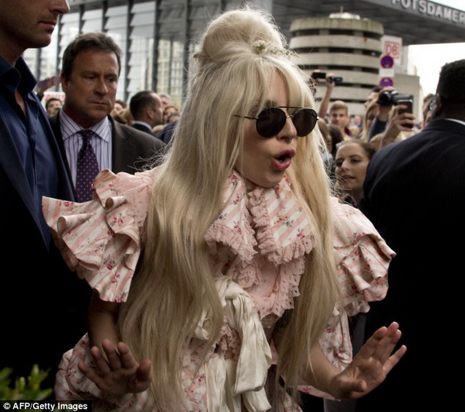 Леди Гага снова шокировала своим видом - ФОТО