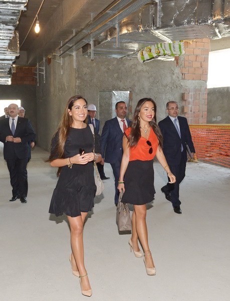 Президент Ильхам Алиев и его супруга Мехрибан Алиева ознакомились с ходом строительных работ во Дворце водных видов спорта - ФОТО