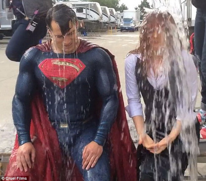 Супермен прошел испытание ледяной водой как истинный герой - ФОТО - ВИДЕО