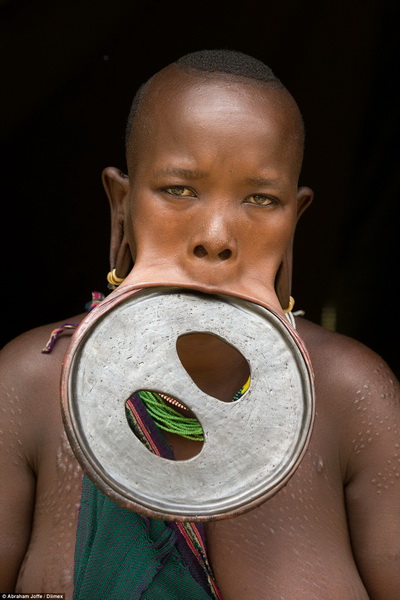 Эта девушка носит самый гигантский диск для губ в мире - ФОТО