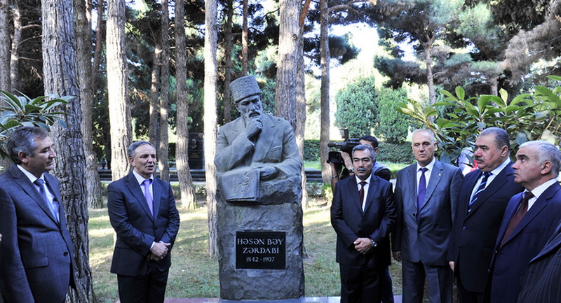 Представители азербайджанской печати посетили могилу Общенационального лидера Гейдара Алиева – ФОТО