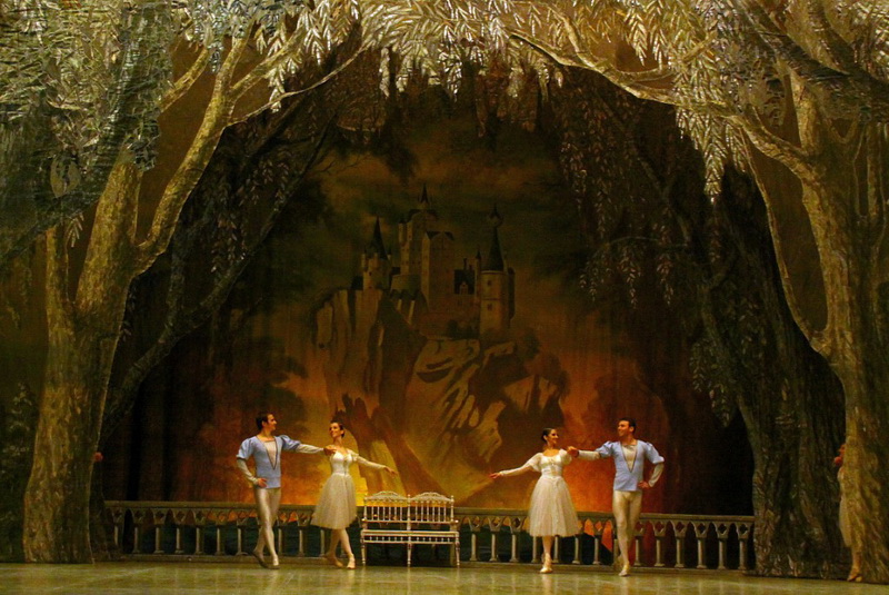 Звезды Большого театра блистали в "Лебедином озере" на бакинской сцене – ФОТО