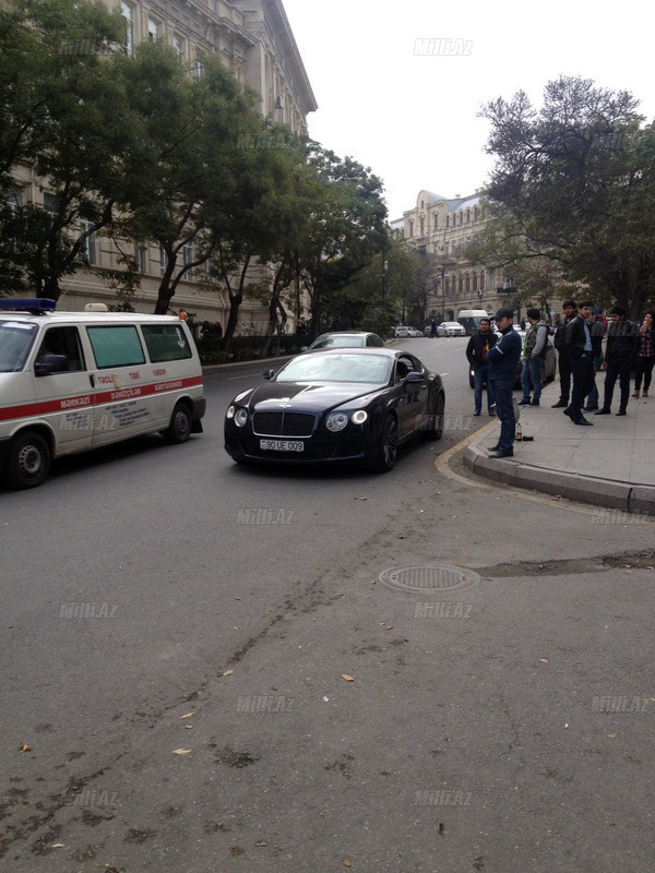 В центре Баку владелец "Bentley" грубо нарушает ПДД - ФОТО