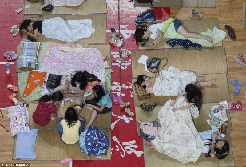 Как китайские студенты спасаются от жары? – ФОТОСЕССИЯ