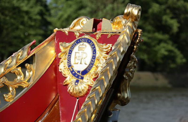 Королевская баржа потеряла позолоченную корону – ФОТО