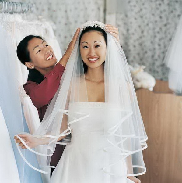 Одинокие японки играют свадьбу без женихов - ФОТО