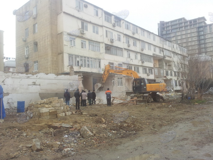 В Баку сносят незаконные пристройки к домам - ФОТО
