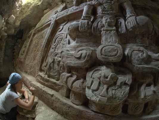Обнаружена уникальная статуя майя - ФОТО