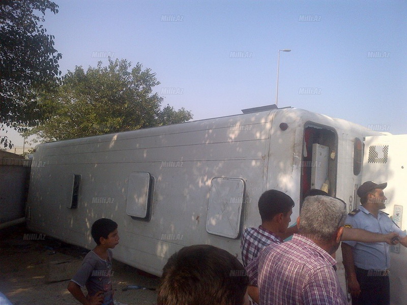 В Баку перевернулся пассажирский автобус: 15 раненых - ОБНОВЛЕНО - ФОТО