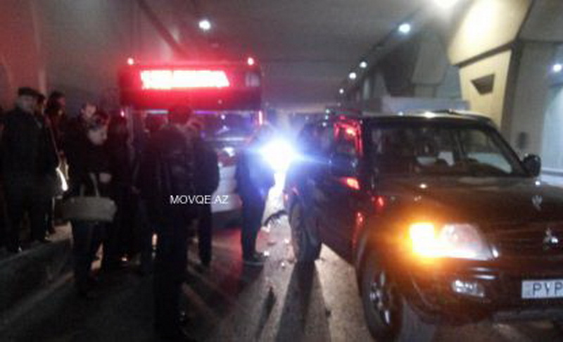 Столичный автобус учинил цепную аварию в туннеле - ФОТО