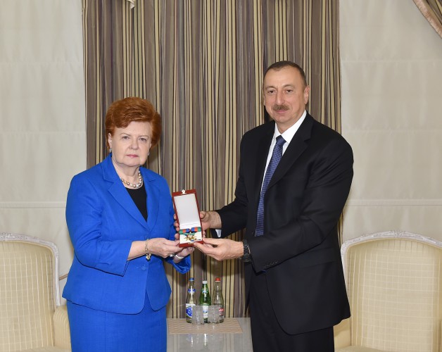 Президент Ильхам Алиев принял экс-президента Латвии - ФОТО