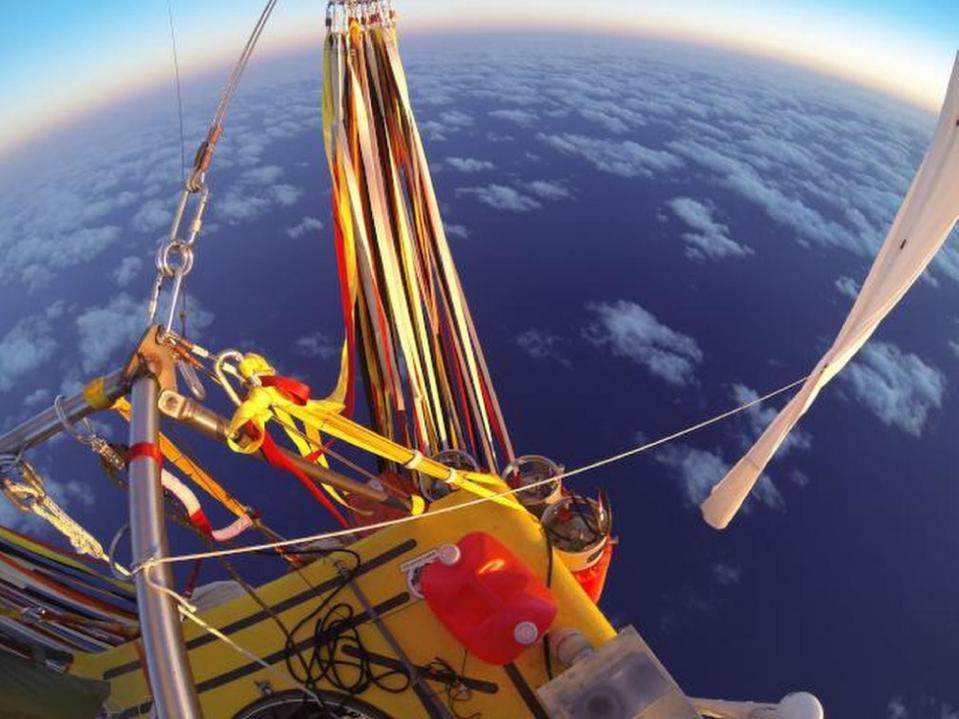 Завершилось рекордное путешествие на воздушном шаре - ФОТО
