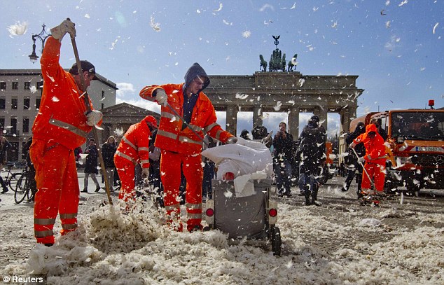 В 140 городах мира в качестве холодного оружия опробовали подушки - ФОТО