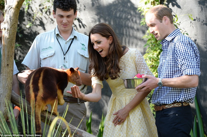 Маленький принц Джордж впервые побывал в зоопарке - ФОТО