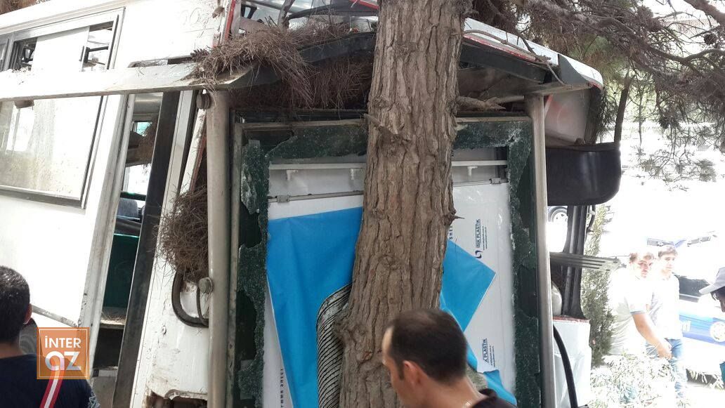 Автобус врезался в остановку в Баку, много пострадавших - ОБНОВЛЕНО - ФОТО