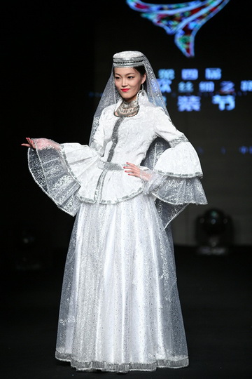 Красавицы Китая в азербайджанской национальной одежде - ФОТО