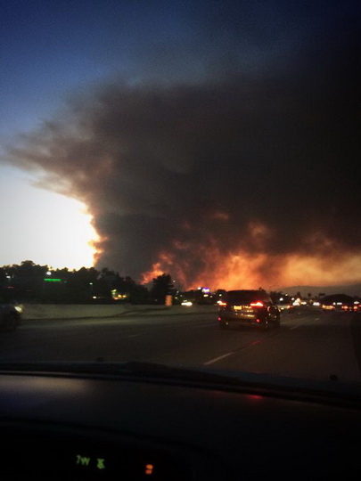 В США бушуют сильные пожары: эвакуированы сотни людей - ФОТО