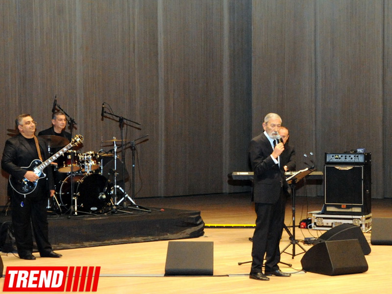 Ностальгический вечер Вахтанга Кикабидзе на сцене Центра Гейдара Алиева - ФОТО