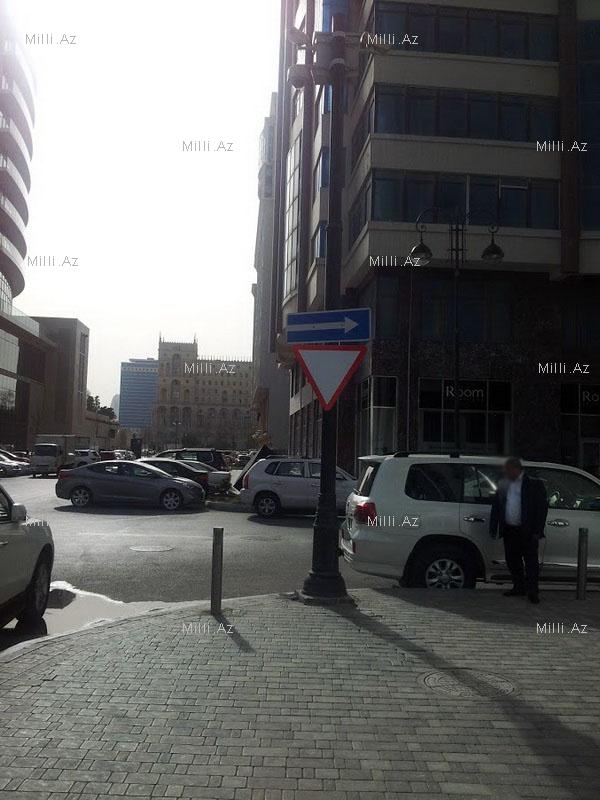 Аварии на центральной улице Баку предотвратят установкой знака – ФОТО