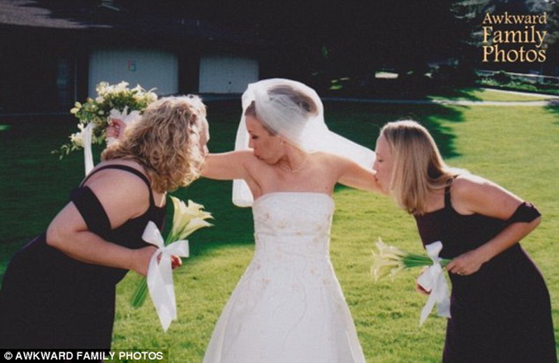 Самые абсурдные фотографии подружек невесты - ФОТО